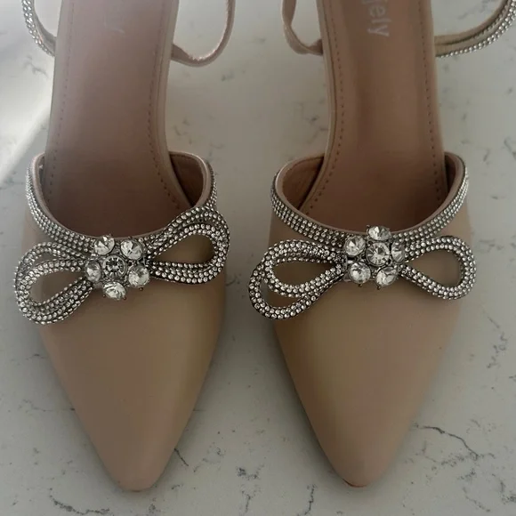 Elegant Cream Heels with Rhinestone Accents - Picture 3 of 9
